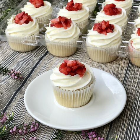 Strawberry Shortcake Cupcake, Strawberry Shortcake Recipes, Shortcake Recipe, Heart Cupcakes, Cupcake Decoration, Wilton Cake Decorating, Beautiful Desserts, Easter Cupcakes, Piping Tips