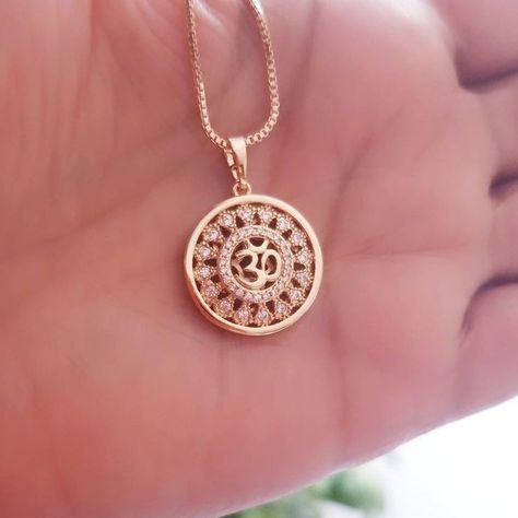 Pandent Design, Pendant Necklace Outfit, Gold Pendants For Men, Om Jewelry, Om Necklace, Gold Pendent, Locket Design, Om Charm, Om Pendant