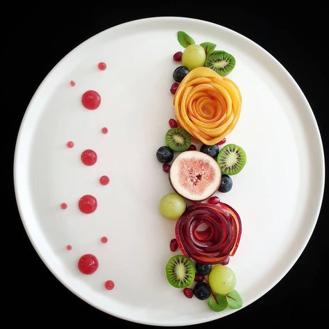 Fruit salad🥝 Fruit Salad Plating, Elegant Food Presentation, Salad Plating, Fruit Photography Ideas, Salad Decoration Ideas, Salad Presentation, Fancy Food Presentation, Salad Design, Food Presentation Plates