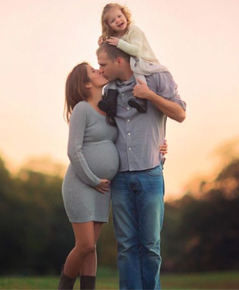 Vom Avea Un Copil, Family Maternity Pictures, Fall Maternity Photos, Maternity Photography Family, Maternity Photography Poses Outdoors, Maternity Photography Poses Couple, Outdoor Maternity Photos, Pregnancy Photos Couples, Maternity Photography Poses Pregnancy Pics