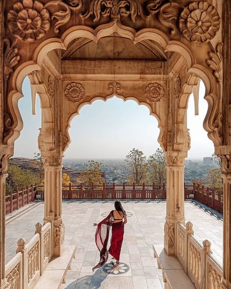 JODHPUR / RAJASTHAN on Instagram: “The dome of thought, the palace of the soul. ➖➖➖➖➖➖➖ 📸 @abhilashh___ In frame - @tanv.eee ➖➖➖➖➖➖➖ #jodhpur #jaswantthada #fortsofindia…” Jodhpur Palace, Rajasthan Photoshoot, Jaipur Palace, Jodhpur Rajasthan, Group Photoshoot, Humayun's Tomb, Blue City, Prewedding Photography, Jodhpur