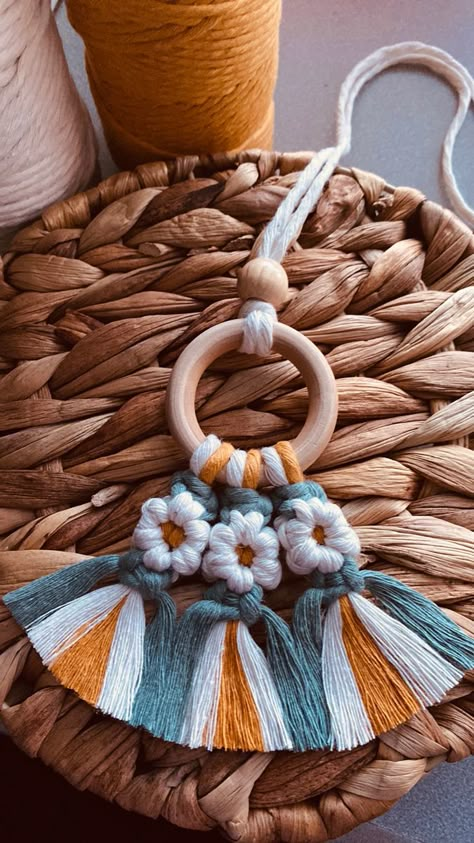 Summer Macrame Ideas, Macrame Car Hanger, Spring Macrame Ideas, Macrame Car Diffuser Diy, Macrame Car Charm, Wreath Clip Art, Boho Crafts Diy, Small Macrame, Macrame Knots Pattern