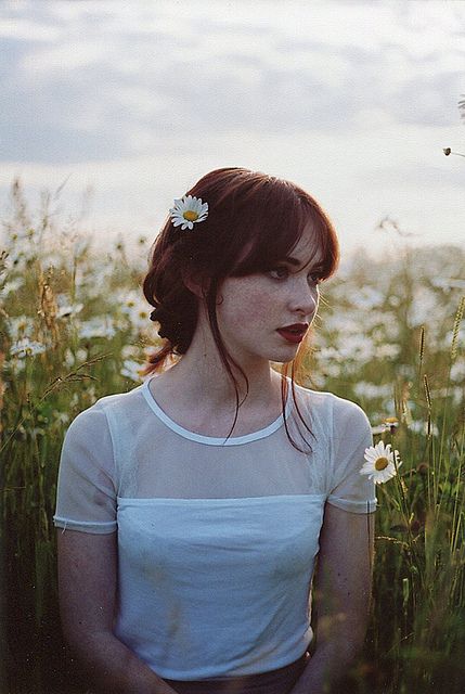 Daisy & Evening sun | Flickr - Photo Sharing! Vintage Blog, Female Character Inspiration, Book Inspiration, Photo Reference, Aesthetic Vintage, Vintage Summer, Model Photography, Beautiful Photography, Aesthetic Photography