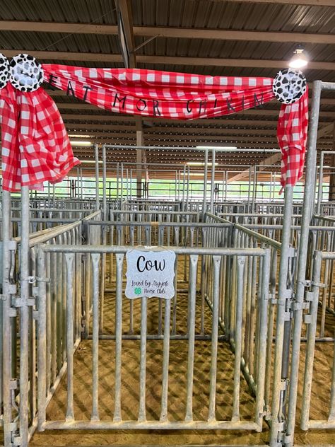 Angelina County Texas 4H Hog Stall 2023 4h Baking Projects, County Fair Booth Ideas 4h, Livestock Exhibitor Sign, 4-h Display, Animal Stall Decoration Ideas Fair, 4h Stall Decorations, Livestock Pen Decorations, County Fair Decorations Ideas, Show Pig Signs For Fair