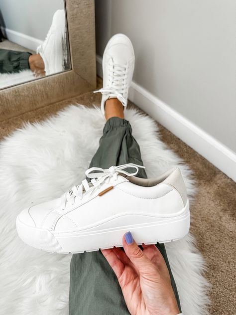 Best White Shoes, White Tennis Shoes Outfit, White Leather Tennis Shoes, All White Shoes, Sandals Ideas, White Shoes Outfit, Casual White Sneakers, Casual Tennis Shoes, Best White Sneakers