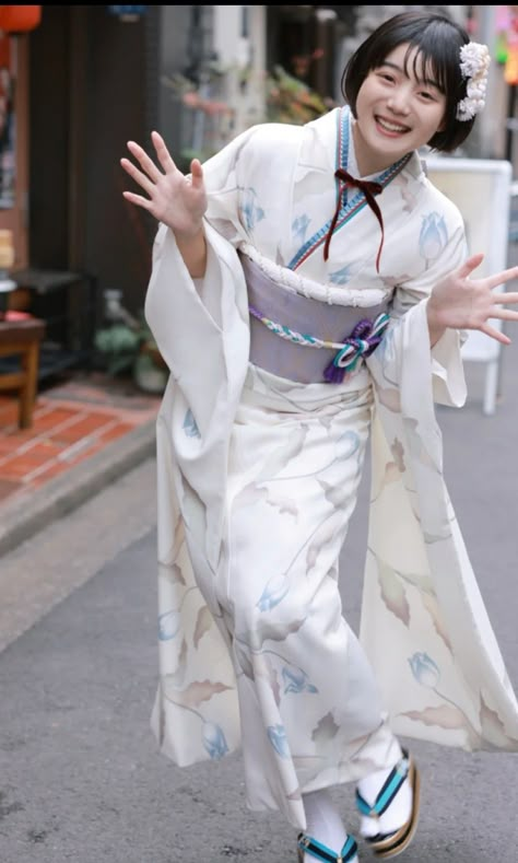 Yukata Pose Reference, Cute Kimono Outfits Japanese, Yukata Reference, Kimono Traditional Woman, Yukata Pose, Kimono Poses Reference, Japanese Woman Aesthetic, Traditional Kimono Japan, Traditional Japanese Clothing Woman