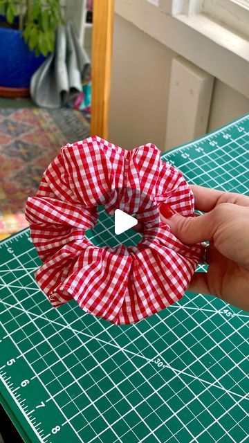 Jessica Shaw on Instagram: "Let’s make the easiest scrunchie! 🪡🤩 (dimensions below)   ✂️ Fabric:  I used a scrap piece of cotton for mine. Any light to medium weight fabric would work great! (Using heavier fabric can be a little tough with the burrito method 🌯)   Note: I cut my fabric 5” wide x 27” long. If you want a thinner scrunchie, make the width smaller. If you want a thiccccc scrunchie, make it wider. Adjust the length if you want it more/less gathered ☺️  🧵 Elastic:  I used .5” wide elastic. Any thin elastic would work! I cut mine 10.5” long (which worked great for me with medium thickness hair - but if you have thinner or thicker hair, make this smaller or bigger accordingly)   Enjoy!   #sew #sewistsofinstagram #sewistofinstagram #sewist #sewinglove #sewingtutorial #sewinghack Hair Ties Diy, Diy Hair Scrunchies, Scrunchies Diy, Scrap Fabric Crafts, Market Ideas, Sewing Tutorials Clothes, Diy Upcycle, Thicker Hair, Do It Yourself Crafts