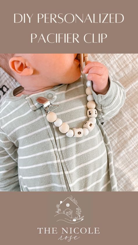 Safe personalized pacifier clip using wooden beads » The Nicole Rose How To Make Pacifier Clips Diy, Diy Baby Pacifier Clips, Pacifier Clip Diy, Bead Pacifier Clip, Pacifier Clips Diy, Beaded Pacifier Clip, Robins Nest, Personalized Pacifier, Baby Pacifier Clip