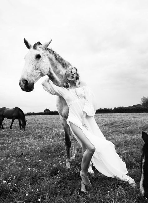 Sienna Miller. GQ UK 2009 Equestrian Photoshoot, Horse Photoshoot Ideas, Horse Photography Poses, Cow Boys, Horse Fashion, Horse Portrait, Horse Ranch, Sienna Miller, Equine Photography