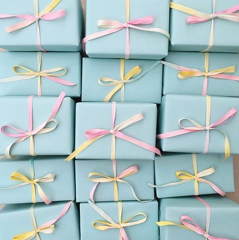 Gift Wrapping Tutorial, Modern Easter, Elegant Gift Wrapping, Gift Wrapping Techniques, Free Printable Gifts, Soap Ideas, Gift Wrapping Inspiration, Tea Party Theme, Gift Wraps