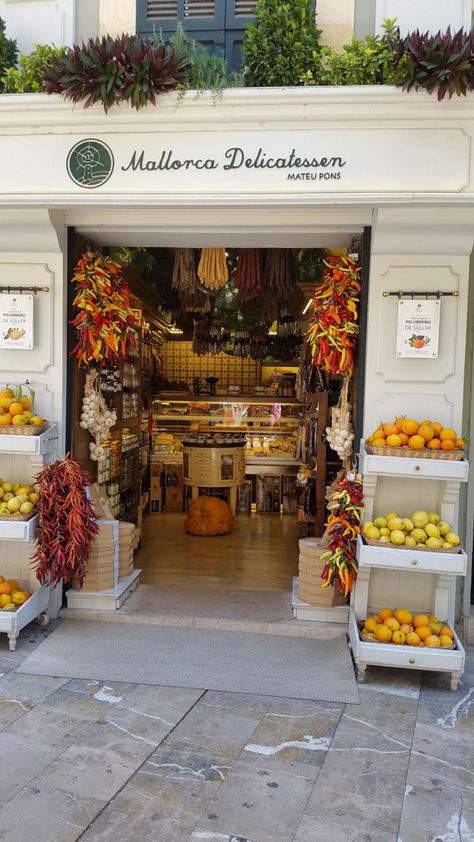 Luxury Farmers Market, Outdoor Fruit Display, Italian Farmers Market Aesthetic, Fruit Stall Design, Fruit Store Design, Fruit Shop Design Ideas, Vegetable Market Design, Fruit Market Design, Mercantile Store Ideas