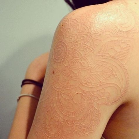 tatuajes de tinta blanca 6 White Ink Tattoos, Skin Color Tattoos, White Ink Tattoo, Lace Tattoo, White Tattoo, Hand Tattoo, Hip Tattoo, Tattoo Trends, Trendy Tattoos