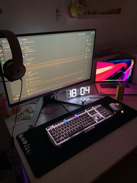 Pc Gaming Setup Ideas, Pc Setup Gaming, Video Game Aesthetic, Set Up Gamer, Gamer Aesthetic, Setup Pc, Game Setup, Computer Desk Setup, Gamer Setup