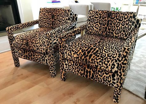 Leopard Print Furniture, Chairs In Living Room, Funky Sofa, Animal Print Furniture, Leopard Chair, Printed Chair, Dark Interiors, Funky Furniture, Deco Furniture