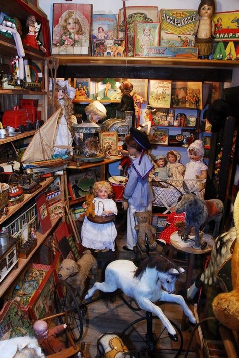 Toy Shop Display, Christmas Toy Shop, Victorian Toys, Trendy Toys, Toy Display, Doll Display, Toy Shop, Toy Rooms, Victorian Christmas