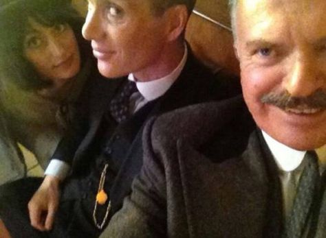 Peaky Blinders cast selfie! :D Peaky Blinders Cast, Natasha O'keeffe, Peaky Blinders Poster, Steven Knight, Peaky Blinders Thomas, Joe Cole, Sam Neill, Peaky Blinders Tommy Shelby, Cillian Murphy Peaky Blinders