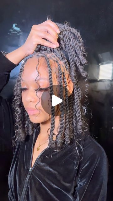 ATL HAIRSTYLIST on Instagram: "SHE SAY PERIOD PURR !   this look is so easy to achieve using my step by step tutorial on invisible locs 😍 This style is quick and easy ! Tired of long duration styles as a Braider ?   ONCE YOU MASTER IT YOU CAN DOUBLE YOUR INCOME quick and easy ! ❤️ tap the link in my bio to learn today !  #atlantabraider #atlantbraids #atlhairstylist #cutehairstyles #aucbraider#mariettabraider #douglasvillebraider#decaturbraider##atlhairstylist #atlhair #atlantahair #atlbraider ##viral #braider #manifestation #gwinettBraider #LosAngelesbraider #atlantahairstylist #atlantaquickweaves #aucwiginstalls # wigsinatl  #atlantalocs #atllocticians #atllocstylist #atlsilkpress #atlcelebritystylist #atlantastitch #atlantasoftlocs #atlsoftlocs #atlantamalebraider #atlplaits" Small Invisible Locs With Curls, Invisible Locs Hairstyles Ideas, Invisible Boho Locs, Locs Hairstyles With Weave, Medium Invisible Locs, Invisible Locs On Locs, Ways To Style Invisible Locs, Invisible Locs Bob, Locs Styling