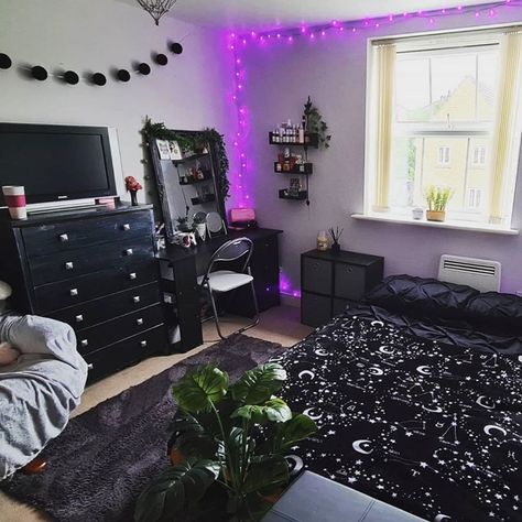 Goth Aesthetic Bedroom Ideas, Goth Rooms Aesthetic, Minimalist Witchy Bedroom, Dark Teen Bedroom, Dark Room Aesthetic Bedroom, Goth Room Aesthetic, Dark Cozy Bedroom Ideas, Goth Bedroom Ideas, Goth Room