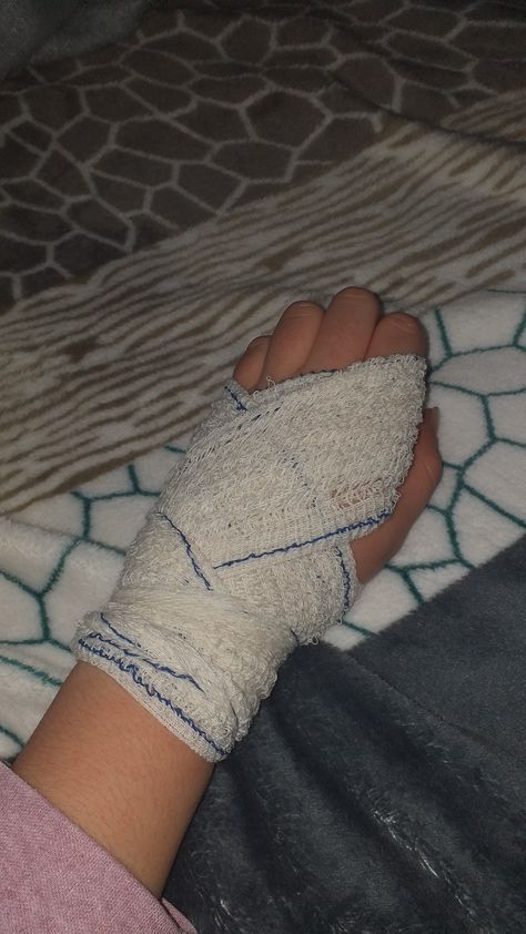 Hand Dressing Photo Hospital, Bandage Snap, Ace Of Spades Tattoo, Car Rider, Mens Street Style Summer, Hospital Admit Hand Pics, Bff Hands Aesthetic, Snap Streak Ideas Easy