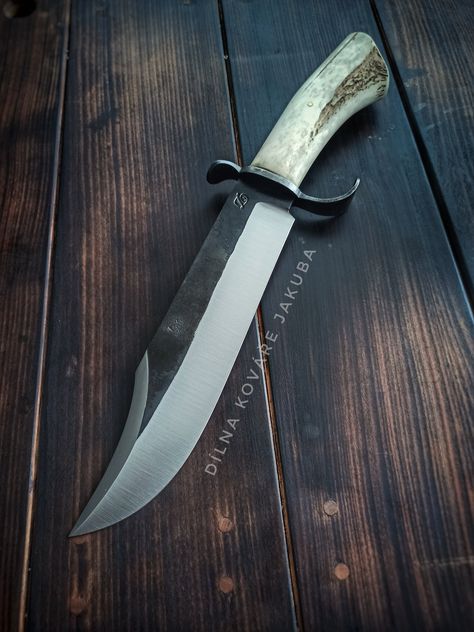 Handmade large bowie knife.  Handforged.  6mm thick hi-carbon steel on the blade.  Antler handle, pined with brass pin. 44cm overal lenght, the edge is 25,5cm long. Quality handstitched black cow hide leather sheath included! Alaskan Cabin, Tactical Swords, Pretty Knives, Handmade Knife, Mens Toys, Brass Pin, Black Cow, Cool Knives, Bowie Knife