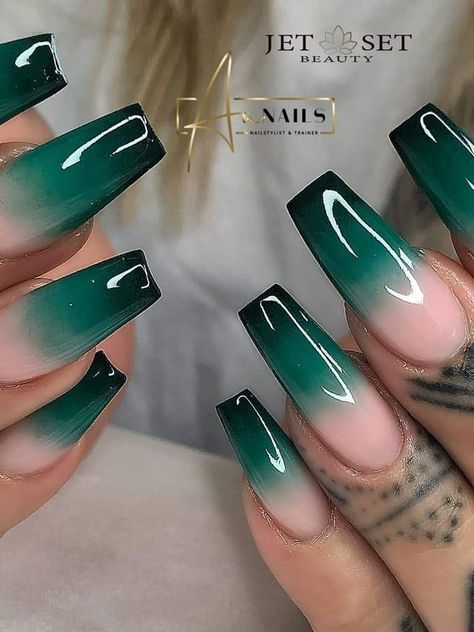 Ombre Nail Designs Green, Sparkly Sns Nails, Ombre Emerald Green Nails, Emerald Green Nail Ideas Acrylic, Green Gel Nails Designs, Emerald Ombre Nails, Teal Ombre Acrylic Nails, Green Ombre Nails Acrylic, Green Black Ombre Nails