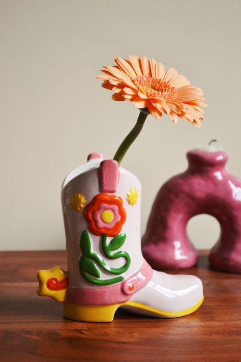 Cowgirl Giddy Up Vase Check more at https://howcandothis.com/diyideas/cowgirl-giddy-up-vase/ Air Dry Clay Vase, Cowboy Boot Vase, Kitsch Design, Funky Vases, Quirky Vases, Boot Vase, Pottery Inspo, Sculptures Céramiques, Pottery Workshop