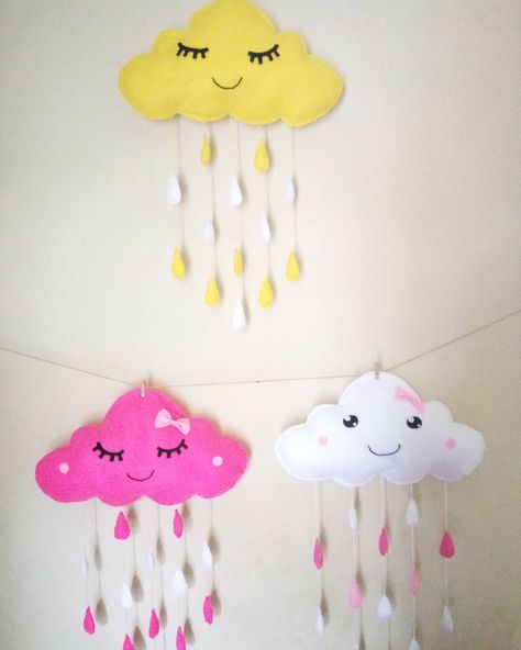 17 Ide Beserta Cara Membuat Hiasan Dinding Bantal Awan Hujan (Hanging cloud) | Dekor Rumah Spring Classroom Decorations, Hanging Cloud, Pola Macrame, Baby Shoes Diy, Diy Decoracion, Felt Crafts Diy, Diy Envelope, Dream Catcher Diy, Diy Crafts For Kids Easy