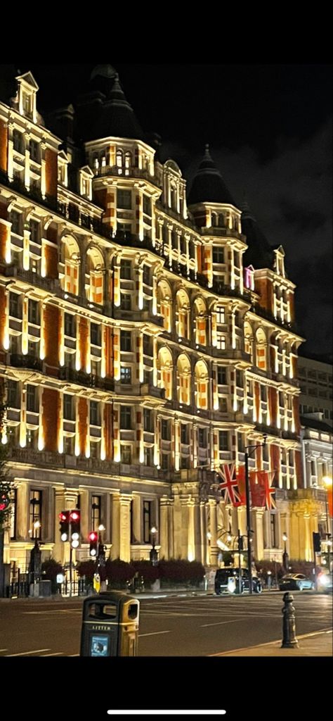 London Night Aesthetic, London Knightsbridge, Night Time In London, Night Life London, Night Aesthetic London, Night Vibes London, London Nightlife, British Aesthetic, Money Lifestyle