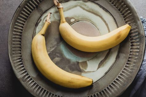 Why You Should Eat a Banana Each Night Before Bed Banana With Peanut Butter, Banana Before Bed, Fall Asleep Fast, Eating Bananas, Food Education, Eating Before Bed, Sleep Help, Nut Butters, Before Sleep