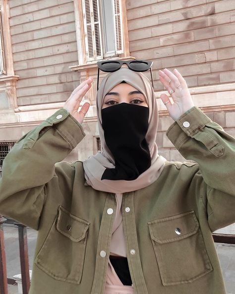 Instagram'da Fátima de Tetuán.: “Swipe left to see how I actually take my pics, some people be like “they spend hours in front of the mirror to get a nice picture, they…” Nice Picture, Style Hijab, My Pics, Profile On Instagram, Niqab, Urban Style, The Mirror, Some People, Mirror