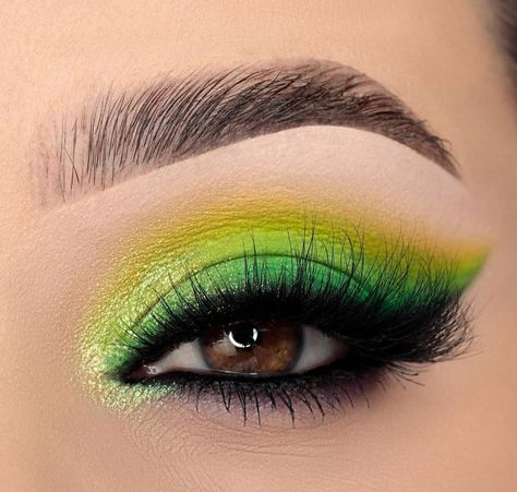 Eye makeup/eye shadow looks/ green Bright Green Eye Makeup, Green And Yellow Makeup, Eye Makeuo, Style Vert, Vibrant Makeup, Yellow Makeup, Bright Eyeshadow, Makeup Artist Tips, Colorful Eye Makeup