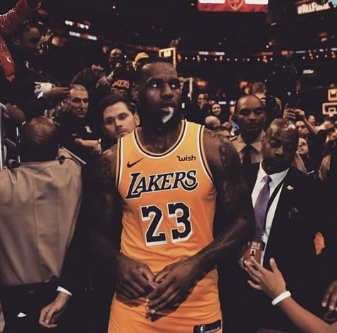 Lebron James Pfp, Lebron James Pfp Funny, Lakers Aesthetic, Lebron James Aesthetic, Lebron James Iconic Photo, Lebron James Kids, Lebron James 2000s, Lebron James Cavs, Lebron James Olympics 2024