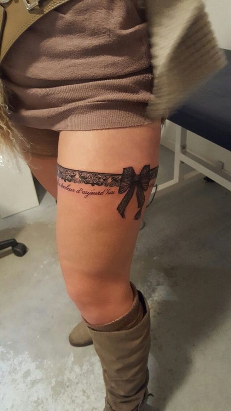 Leg Bow Tattoo Ribbons, Thigh Ribbon Tattoo, Chain Tattoo Thigh, Leg Bow Tattoo, Thigh Band Tattoo Women, Bow Tattoo Thigh, Tattoo Bein Frau, Lace Thigh Tattoos, Lace Garter Tattoos