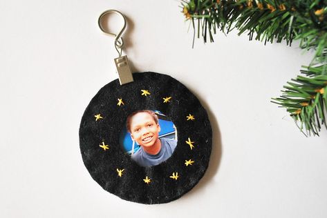 Wild Olive: ornamentation: felt photo frame Frame Ornaments, Fuzzy Felt, Photo Frame Ornaments, Felt Keychain, Frame Ornament, Wild Olive, Kawaii Things, Felt Embroidery, Ornament Ideas