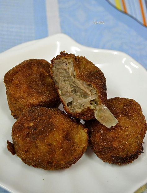 Bitterballen ~ Dutch Beef Croquettes - The Big Sweet Tooth Bitterballen Recipe, Beef Croquettes Recipe, Dutch Croquettes, Beef Croquettes, Beef Sausage Recipes, Dutch Butter Cake, Netherlands Food, Dutch Cuisine, Croquettes Recipe