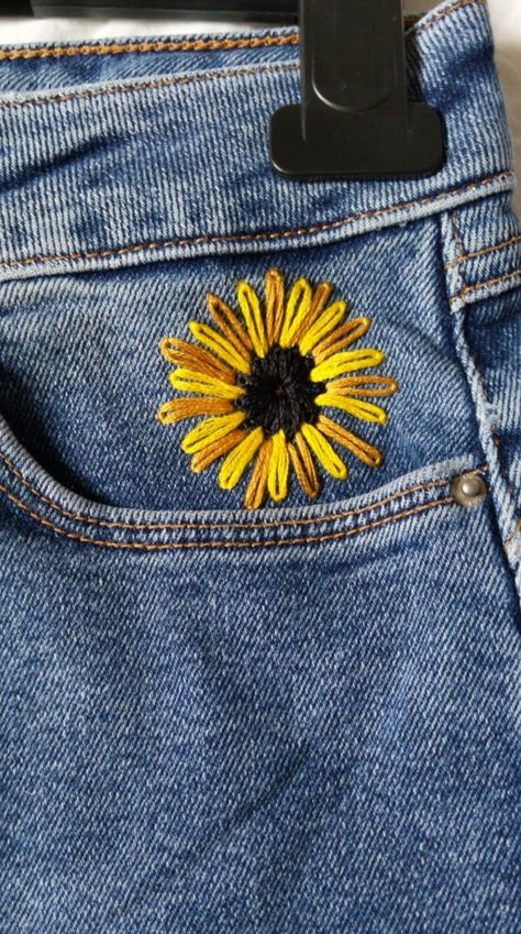 Embroidery Patterns Clothing, Embroidery Design Jeans, Jean Flower Embroidery, Simple Jean Embroidery, Simple Embroidery On Jeans, Backpack Embroidery Ideas Easy, Black Jeans Embroidery Ideas, Embroidery On Jeans Ideas, Jeans Embroidery Ideas Patterns