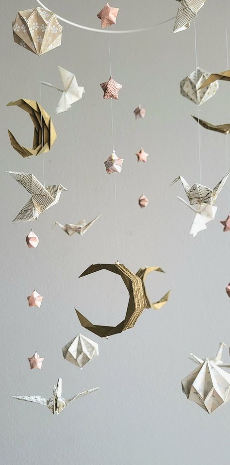 Wall Decor Origami, Origami Mobile Diy Tutorials, Hanging Origami Decor, Origami Bedroom, Origami Mobile Diy, Origami Room Decor, Origami Decor Ideas, Origami Wall Hanging, Mobil Origami