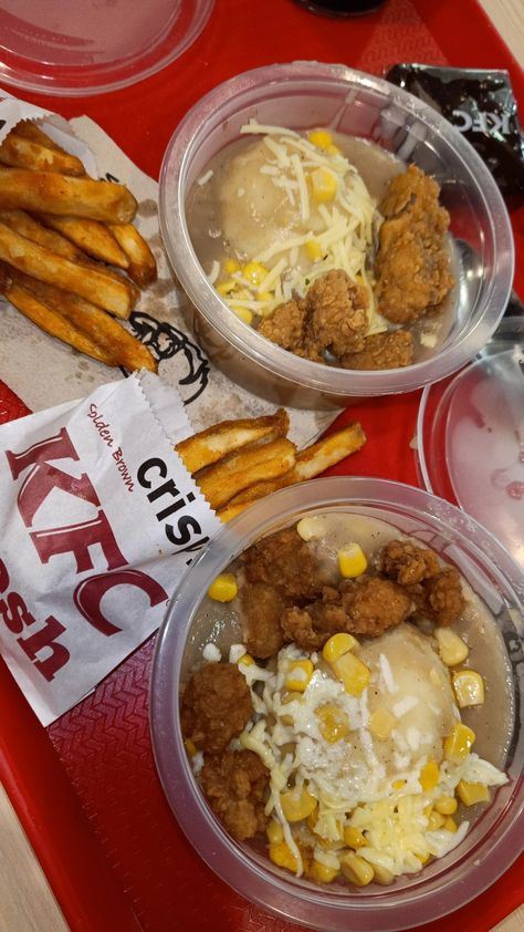 #mashedpotatoes #potato #mashed #mash #mashpotato #foods #warm #comfort #food #comfortfood #orange #yellow #red #fries #hot #spicy Famous Bowl, Kfc Famous Bowl, Kfc Pizza, Fitness Cake, Chocolate Delivery, Sweet Smile, Dinner Meals, Summer Nature, Eat Dessert