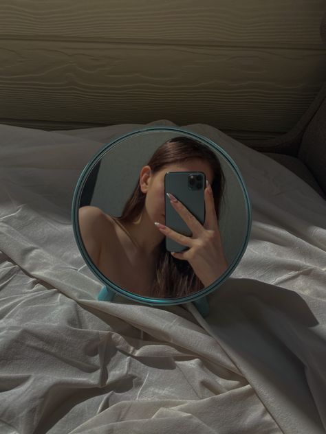 mirror selfie
sunset girl Hand Mirror Selfie, Round Makeup, Selfie Mirror, Poses Women, Photography Poses Women, Hand Mirror, Pic Ideas, Makeup Mirror, Photo Ideas