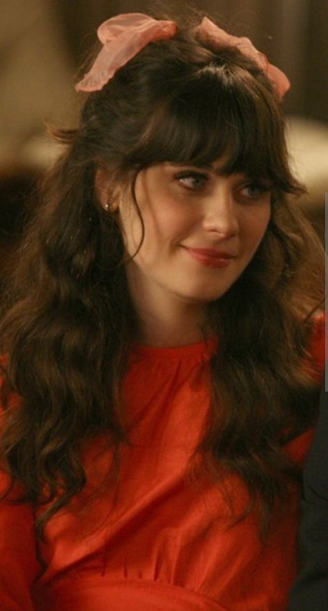 Zooey Deschanel Fringe, Jessica Day Bangs, Jessica Day Hair, Zooey Deschanel Bangs, Zooey Deschanel Makeup, Zooey Deschanel Hair, Makeup For Round Eyes, Colored Bobs, Jessica Day