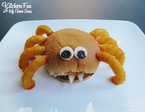 Un petit burger super rigolo pour #halloween, la recette à tester de toute ugence :) #kiri #recette #halloween #cream #cheese #burger #kids #food Burger Kitchen, Fun Halloween Food, Kitchen Fun, Halloween Appetizers, Halloween Dinner, Halloween Snacks, Fun Kids Food, Food Crafts, Halloween Spider