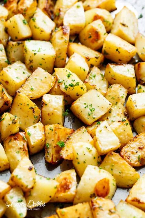 Potato Side Dish Recipes, Potato Side Dish, Garlic Roasted Potatoes, Potatoes Recipes, Cafe Delites, Easy Chicken Breast, Garlic Potatoes, Potato Recipes Side Dishes, Clam Recipes