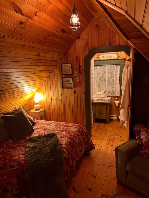 Cozy Cottages In The Woods, Farm Aesthetic Bedroom, Tiny Cabin Aesthetic, Cozy Cabin Bedroom Aesthetic, Cabin Room Aesthetic, Cabin Room Ideas Bedrooms, Schoolhouse Aesthetic, Cabin Aesthetic Interiors, Cottage In The Woods Aesthetic