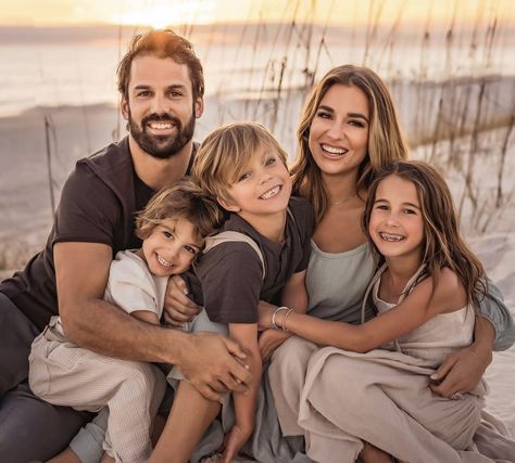 Neutral Family Beach Pictures, Jessie James Decker Family Beach Photos, Sunset Cliffs Family Photos, Beach Holiday Photos Family, Family Of Five Beach Pictures, Family Beach Pictures Outfits Black, Modern Beach Family Photos, Family Beach Session Poses, Family Beach Pictures With Grandparents