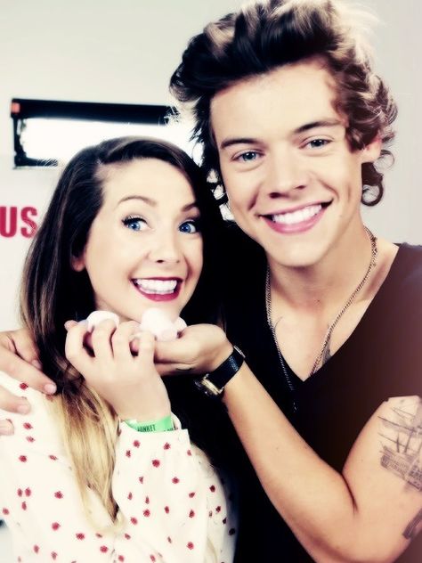 Zoella and Harry cute as a button every single one of you 😁😁😁😁😁😁😁😁😁😁😁😁😁😁😁😂😂😂😂😂😂😂😂😂😂 British Youtubers, Zoe Sugg, Harry Styles Imagines, Tyler Oakley, Zoella, Frat Boy, One Direction Videos, Harry Edward Styles, Today Show