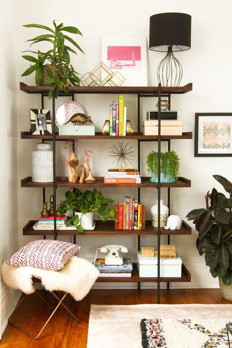 6 Bookshelf Styles that are Great for Trinkets Room Decorations, Small Victorian Living Room, Design Seed, Furnitur Ruang Keluarga, Victorian Living Room, Bookshelf Styling, 아파트 인테리어, Hus Inspiration, Cool Ideas