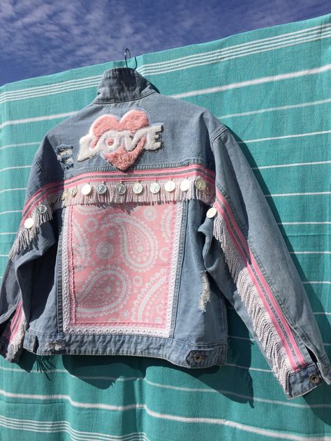 Amazing decorated jean jacket in blue with pink with coins Back Jacket Design, Unique Jean Jackets, Unique Jackets For Women, Blue Jean Jackets Decorated, Upcycle Jeans Jacket, Jacket Embellishment Ideas, Custom Jean Jacket Diy, Denim Diy Clothes Ideas, Decorate Denim Jacket