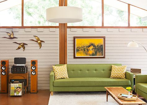 8 Inspiring MCM Living Rooms from Around the Web Mcm Living Room, Mcm Living, Mcm Home, Riverside House, Mid Century Ranch, Mcm House, Neutral Furniture, Green Couch, Simple Furniture