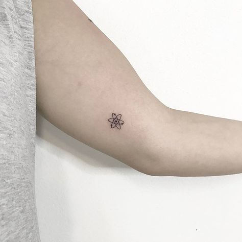 It all started with a big bang  #atom #atomo #science #ciencias #bigbang #bbt #bigbangtheory Atom Symbol Tattoo, Big Bang Theory Tattoo Ideas, Atom Tattoo Design, Atomic Blonde Aesthetic, Atomic Tattoo, Atom Tattoo, Chemistry Tattoo, The Kingsman, Science Tattoo