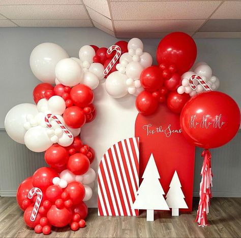 Balloon Arches For Christmas, Balloon Backdrop For Santa, Christmas Theme Balloon Arch, Christmas Backdrop Balloons, Balloon Arch Christmas, Candy Cane Balloon Arch, Easy Diy Party Backdrop, Christmas Party Balloon Arch, Christmas Arch Backdrop